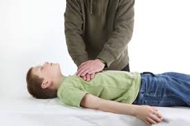 Série RCR:  Devant un enfant trouvé inanimé, en arrêt cardiaque, votre réaction?